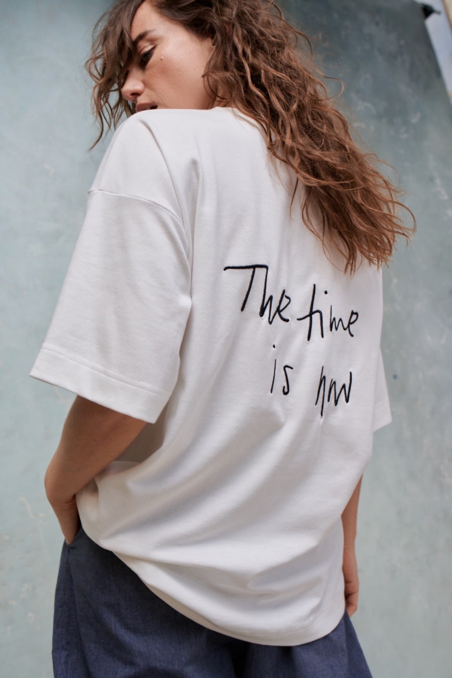 THE TIME IS NOW! UNISEX SHIRT SCHWARZ/WEISS